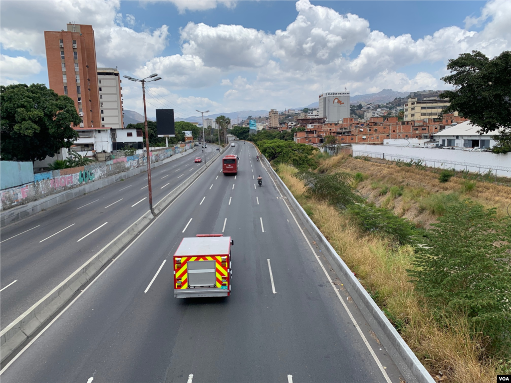 En varias salidas de la autopista Francisco Fajardo, en Caracas, Venezuela, se encuentran funcionarios policiales restringiendo el paso a varias zonas de la capital , para hacer cumplir "la cuarentena social" ordenada por el gobierno en disputa. (Foto: Luisana Solano).