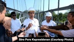 Presiden Joko Widodo didampingi Menteri PUPR Basuki Hadimuljono (kanan) meresmikan jembatan "Mangunsuko" di Magelang, Jawa Tengah yang seluruhnya dibangun oleh para Insinyur Sipil Indonesia (foto: ilustrasi). 