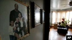 Dianne Green, pensiunan dan penyintas kanker, tinggal seorang diri di rumahnya di Chicago dan mengisi waktu luangnya dengan membuat kerajinan tangan, 24 Maret 2021, seorang diri.