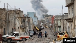 An Iraqi family walks from Islamic State controlled part of Mosul towards Iraqi special forces soldiers during a battle in Mosul, Iraq, March 4, 2017.