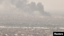 Kepulan asap hitam mengepul di tengah bentrokan antara Pasukan Dukungan Cepat paramiliter dan tentara, di Bahri, Khartoum Utara, Sudan, 28 April 2023. (Video via REUTERS)
