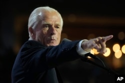 แฟ้มภาพ - ปีเตอร์ นาวาร์โร ขึ้นพูดบนเวทีการประชุมใหญ่พรรครีพับลิกัน เมื่อ 17 ก.ค. 2567 ที่เมืองมิลวอกี