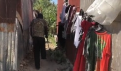 This resident of Sent Mari lost his leg in the earthquake. (Matiado Vilme/VOA Creole)