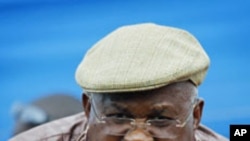 DRC opposition leader Etienne Tshisekedi speaks to the media, November 26, 2011