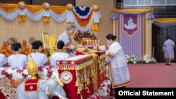 ဒေါက်တာ စင်သီယာမောင်ကို ထိုင်းတော်ဝင် ဘုရင့် သမီးတော် မင်းသမီး မဟာ ချက်ကရီ သီရိဒုံက ဆုချီးမြှင့်ပေးနေတဲ့ မြင်ကွင်း။ ဓာတ်ပုံ - Naresuan University