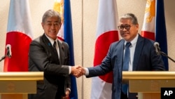 日本外相岩屋毅（Takeshi Iwaya）與菲律賓外交部長恩里克‧馬納洛（Enrique Manalo）在菲律賓達義市舉行聯合記者會。 （2025 年1月15日）