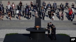 Puteri Leonor dan Raja Felipe VI menghadiri upacara kenegaraan untuk memberi penghormatan khusus kepada para korban virus corona di Istana Kerajaan Madrid di Madrid, Spanyol, Kamis, 16 Juli 2020.