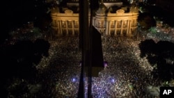 Thousands gather in front the Municipal Theater in downtown Rio de Janeiro, during a protest against the death of councilwoman Marielle Franco, who was gunned down the night before by two unidentified attackers in Rio de Janeiro, Brazil, March 15, 2018. 