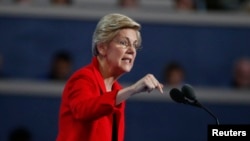 La sénatrice Elizabeth Warren parle lors de la convention démocrate à Philadelphie, Pennsylvanie, le 25 juillet 2015.