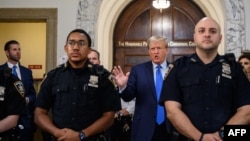 អតីត​ប្រធានាធិបតី​សហរដ្ឋ​អាមេរិក​លោក Donald Trump និយាយ​ជាមួយ​អ្នកសារព័ត៌មាន​នៅ​ខាងក្រៅ​បន្ទប់​តុលាការ​ក្នុង​រដ្ឋ New York នៅ​ថ្ងៃទី២ ខែតុលា ឆ្នាំ២០២៣។