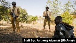 Des soldats burkinabés gardent un terroriste lors d'une attaque terroriste simulée à Ouagadougou, Burkina Faso, le 27 février 2019.
