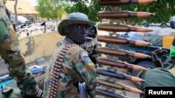 Un soldat de l'armée du Soudan du Sud débout près d'une mitraillette pontée sur un char dans la ville de Malakal, à quelques 500 km au nord-est de la capitale, Juba, le 13 décembre 2013.