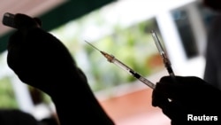 Un trabajador de salud prepara una dosis de la vacuna Sinopharm contra el coronavirus como parte de una campaña de vacunación para adolescentes en Caracas, el 27 de octubre de 2021.