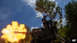 Українські військові 43-ї артилерійської бригади ведуть вогонь із самохідної гаубиці по російських позиціях на передовій у Донецькій області, 24 червня 2024 р. (Фото: AP Photo/Євгеній Малолетка)