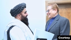 তালিবান পররাষ্ট্রমন্ত্রী আমির খান মুত্তাকি ( বামে) এবং আফগানিস্তান বিষয়ক পাকিস্তানের বিশেষ দূত মোহাম্মদ সাদিক আলোচনায় তাদের নিজ নিজ দলের নেতৃত্ব দেন। কাবুল, ডিসেম্বর ২৪,২০২৪। ( ছবি: তালিবানের সৌজন্যে প্রাপ্ত) 