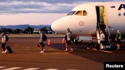 Sebuah pesawat yang membawa atlet rugby Selandia Baru tiba di Tamworth, Australia (3/5), sementara kedua negara berencana mencabut pembatasan perjalanan terkait Covid-19. 