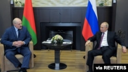 Президент России Владимир Путин встречается со своим белорусским коллегой Александром Лукашенко в Сочи, Россия, 28 мая 2021 года.