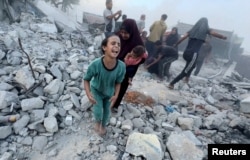 ชาวปาเลสไตน์ที่หลบภัยอยู่ในโรงเรียนแห่งหนึ่งในเมืองคานยูนิส ฉนวนกาซ่า ซึ่งยูเอ็นจัดให้เป็นที่หลบภัย แต่ถูกโจมตีโดยอิสราเอล