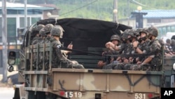 Južnokorejski vojnici u kamionu kod vojnog punkta Padžu u blizini granice sa Severnom Korejom. 