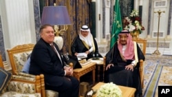 AQSh Davlat kotibi Mayk Pompeo Riyodda Saudiya qiroli Salmon bilan uchrashmoqda, 16-oktabr, 2018-yil 