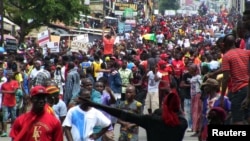 Des manifestants défilent lors d'une manifestation contre un présumé effort du président Alpha Condé pour obtenir un troisième mandat à Conakry, en Guinée, le 24 octobre 2019. REUTERS / Saliou Samb AUCUNE REVENTE. AUCUNE ARCHIVES
