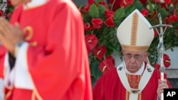 El papa Francisco celebró misa en la Plaza de la Revolución en Holguín, Cuba, el lunes, 21 de septiembre de 2015.