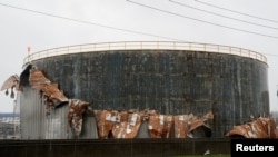 Tangki minyak mentah yang rusak akibat Badai Harvey dekat Seadrift, Texas, 26 August 2017. 