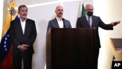 El jefe del equipo facilitador de Noruega, Nag Nylander, leyó la noche del lunes un comunicado a las afueras del hotel Sofitel de la capital mexicana junto a Gerardo Blyde, de la oposición, y Jorge Rodríguez, del oficialismo.