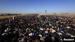 Anggota kelompok Muslim Sunni melakukan Shalat Jumat di sela-sela demonstrasi anti pemerintah di Falluja, Irak (28/12). (Reuters)