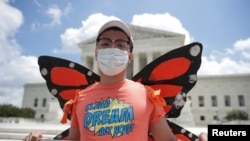 Di dân được hưởng chương trình DACA chào mừng phán quyết của Tối cao Pháp viện Mỹ bác quyết định hủy bỏ DACA của Tổng thống Donald Trump.