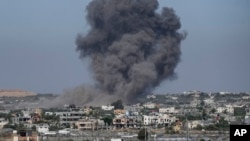 Asap mengepul menyusul serangan udara Israel di Rafah, Jalur Gaza, pada 30 Mei 2024. (Foto: AP)