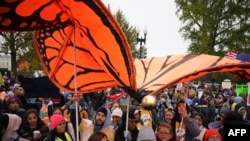 Activistas de derechos de inmigración participan en una manifestación frente a la Corte Suprema de Estados Unidos en Washington D.C. el 12 de noviembre de 2019.