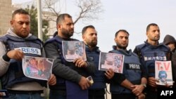 OAV vakillari Isroil hujumida halok bo'lgan falastinlik jurnalistlar suratlarini ko'tarib turibdi, G'azo, 2024-yil, 26-dekabr.