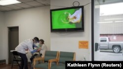 Rodney Nourse, 71, menerima vaksinasi Moderna di New Orleans, Louisiana, AS, 8 Januari 2021. (Foto: REUTERS/Kathleen Flynn)