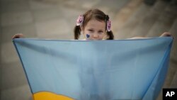 Офіційна українська позиція полягає у тому, що не може бути миру з Росією в обмін на території України