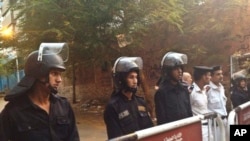 Des policiers devant une morgue au Caire, le 31 octobre 2015. (AP Photo/Nariman El-Mofty)