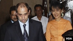Utusan HAM PBB Tomas Quintana bersama Aung San Suu Kyi dalam kunjungan bulan lalu (24/8). Quintana juga diijinkan oleh pemerintah Birma mengunjungi para tahanan politik.