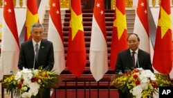 ນາ​ຍົກ​ລັດ​ຖະ​ມົນ​ຕີ ສິງ​ກະ​ໂປ ທ່ານ ຫຼີ ຊຽນ ລຸງ, ຊ້າຍ, ກ່າວ​ຄຳ​ປາ​ໄສ​ໃນ​ລະ​ຫວ່າງກອງ​ປະ​ຊຸມ​ຖະ​ແຫຼງ​ຂ່າວ​ກັບ​ຄູ່​ຮ່ວມ​ຕຳ​ແໜ່ງ ຫວຽດ​ນາມ ທ່ານ ຫງວຽນ ຊວນ ຟຸກ, ໃນ​ນະ​ຄອນຫຼວງ ຮ່າ​ໂນຍ, ຫວຽດ​ນາມ, 23 ມີ​ນາ 2017.