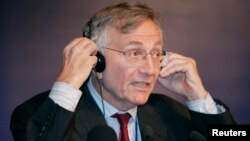 FILE - Journalist Seymour Hersh speaks at the Al Jazeera Forum "Media and the Middle East - Beyond the Headlines" in Doha, Qatar, April 1, 2007.