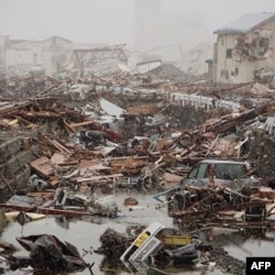 Cảnh tàn phá trong thị trấn Ofunato sau thiên tại