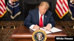 Presiden AS Donald J. Trump menandatangani sanksi baru AS terhadap Iran yang mulai berlaku efektif hari Selasa (7/8). 