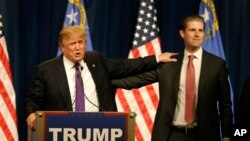 Le candidat aux primaires républicaines Donalad Trump présente son fils Eric Trump, à droite, qu'il tient à l'épaule, la nuit du Caucus, mardi 23 férier 2016 à Las Vegas.