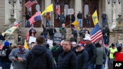 En Michigan, cientos de personas se unieron frente al capitolio para pedir que levanten las restricciones de confinamiento y distanciamiento social, alegando que violan sus derechos.