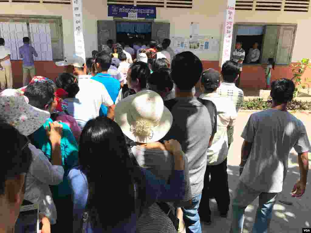 ពលរដ្ឋ​ខេត្ត​សៀមរាប​ចូល​រួម​​បោះឆ្នោត​នៅ​ការិយាល័យ​​ក្នុង​សាលា​បឋមសិក្សា​កេសរារាម សង្កាត់​ស្វាយដង្គុំ​ក្រុង​សៀមរាប ខេត្ត​សៀមរាប កាល​ពី​ព្រឹក​ថ្ងៃ​អាទិត្យ​ទី​៤ ខែ​មិថុនា ឆ្នាំ​២០១៧។ (ធីតា វីន/VOA)