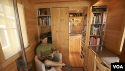 Jay Shafer, tinggal di rumahnya yang berukuran super kecil di kota Graton, negara bagian California.