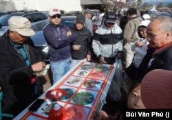 Bàn bầu cua cho khách du xuân thử vận đỏ đen (Ảnh: Bùi Văn Phú)