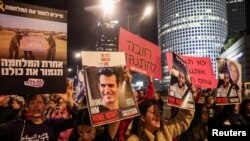 ARCHIVO - Los israelíes protestan contra el gobierno y para mostrar apoyo a los rehenes que fueron secuestrados durante el mortal ataque del 7 de octubre de 2023, en Tel Aviv