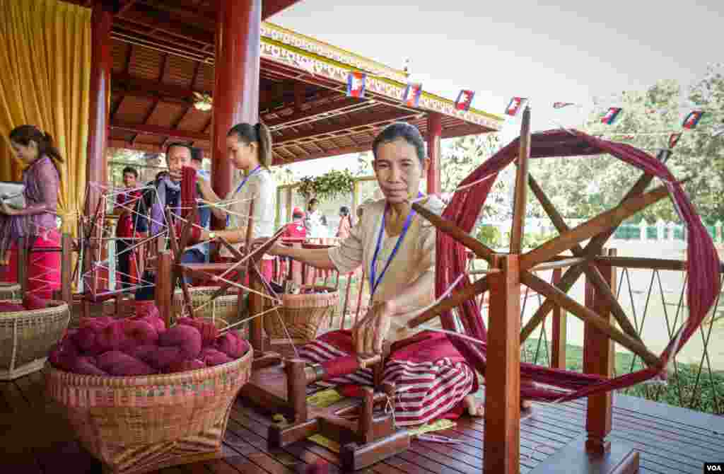 អ្នកតម្បាញ​បង្ហាញអំពី​សកម្ម​ភាព​រវឹង​​សរសៃ​អំបោះ ក្នុងកម្មវិធី​ត្បាញ​ក្រមា​ខ្មែរ​​​វែងជាង​គេ​ឲ្យ​បាន​ប្រវែង​​ ​១០០០​ ម៉ែត្រ​ ដើម្បី​ចុះ​ក្នុង​កំណត់ត្រា​​ឯតទគ្គ​កម្ម​ពិភពលោក​ សម្រាប់កម្ពុជា​ក្នុង​ឆ្នាំ​២០១៨​, នៅរាជធានី​ភ្នំពេញ​, នៅថ្ងៃទី​ ១៤ ខែ​កុម្ភៈ​ ឆ្នាំ​២០១៨។ (ខាន់ សុគុំមនោ​/ VOA)