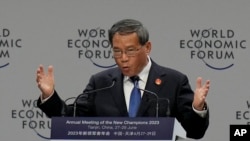 中国总理李强在天津举行的夏季达沃斯论坛开幕式上讲话。（2023年6月27日）