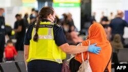 د ۲۰۲۱ کال د اګست په ۲۶ د لندن هیترو نړیوال هوایي ډګر ته د افغان مهاجرو رسیدل
